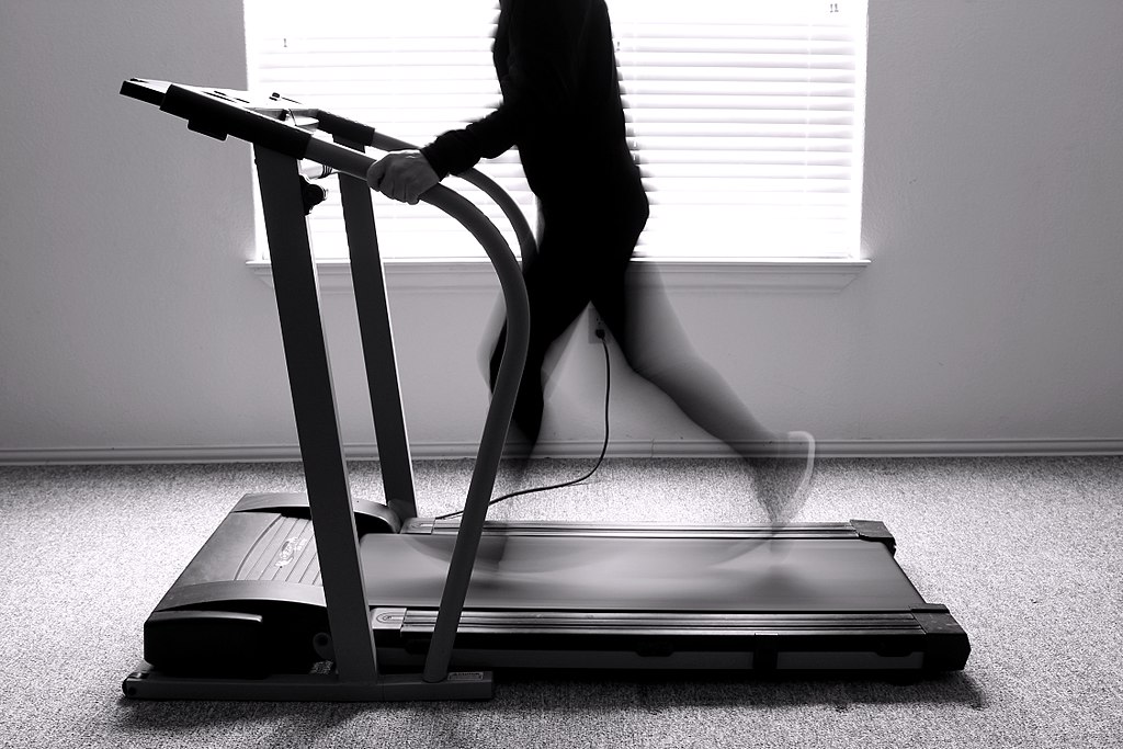 How to Lose Weight With a Walking Treadmill